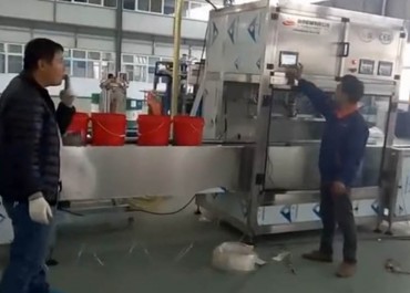 中桶潤滑油灌裝調(diào)試